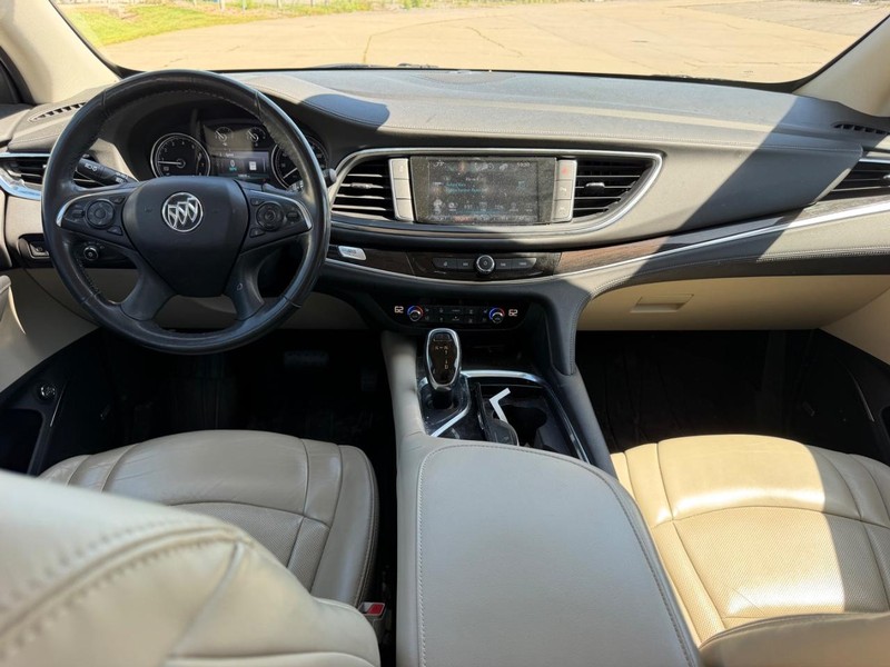 Buick Enclave Vehicle Full-screen Gallery Image 11
