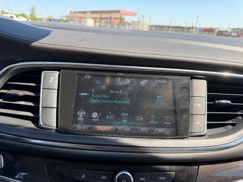 Buick Enclave Vehicle Full-screen Gallery Image 15