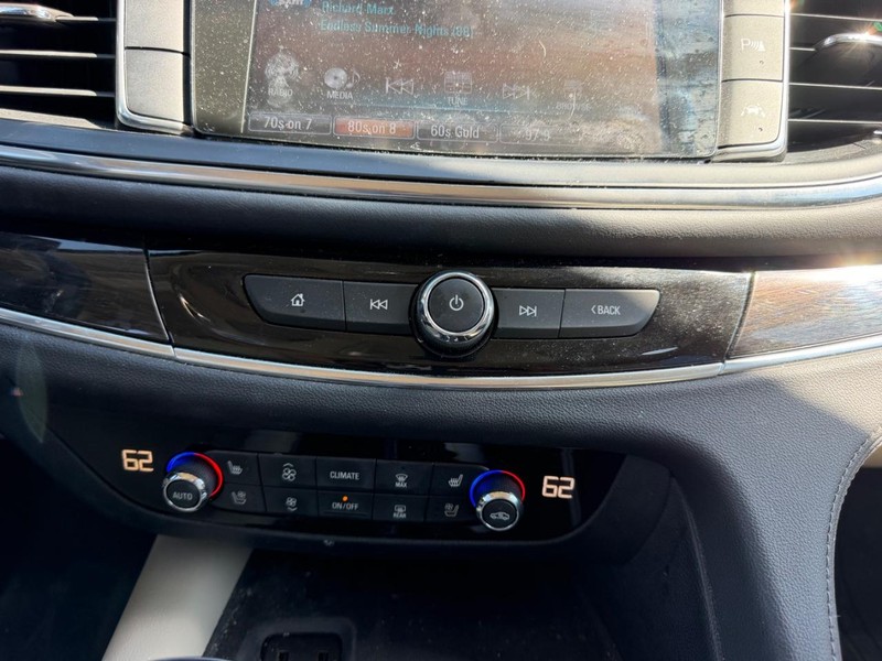 Buick Enclave Vehicle Full-screen Gallery Image 16