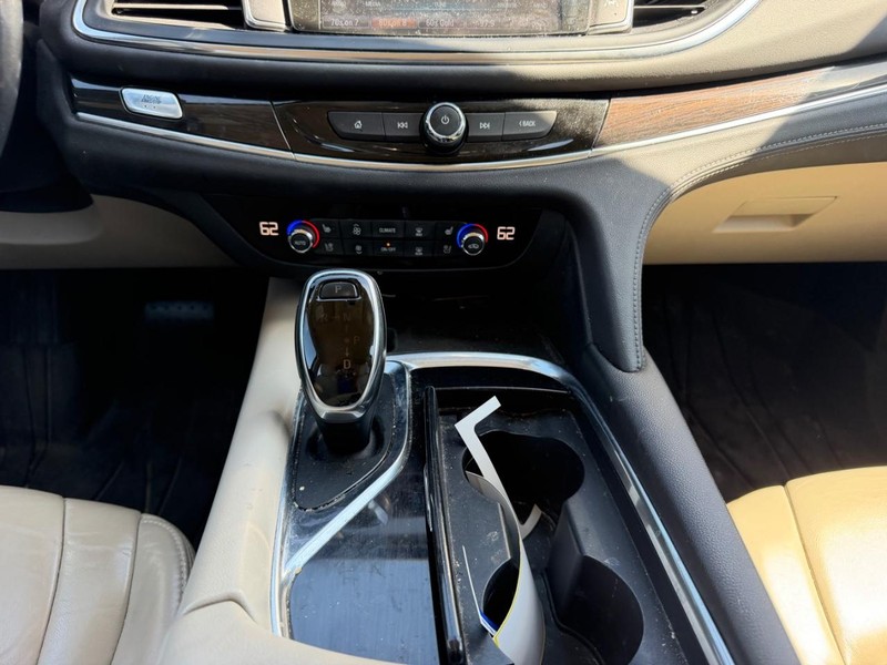 Buick Enclave Vehicle Full-screen Gallery Image 17