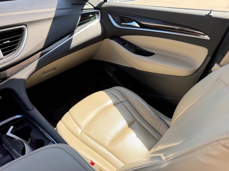 Buick Enclave Vehicle Full-screen Gallery Image 18