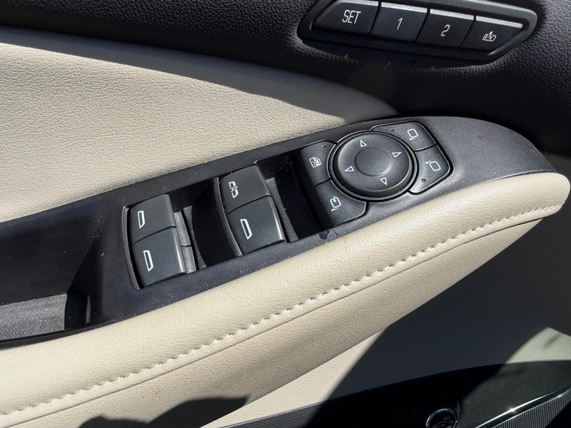 Buick Enclave Vehicle Full-screen Gallery Image 19