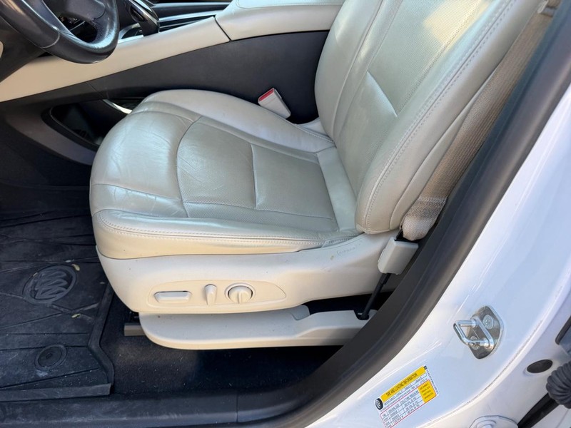 Buick Enclave Vehicle Full-screen Gallery Image 21