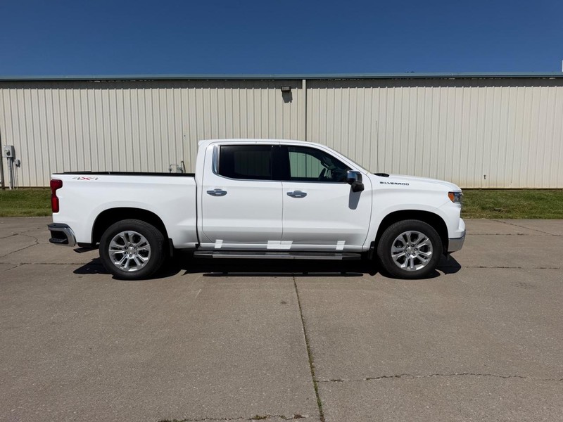 Chevrolet Silverado 1500 Vehicle Full-screen Gallery Image 2