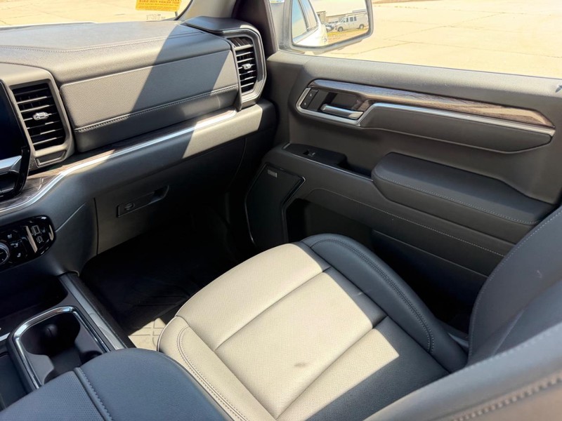 Chevrolet Silverado 1500 Vehicle Full-screen Gallery Image 15