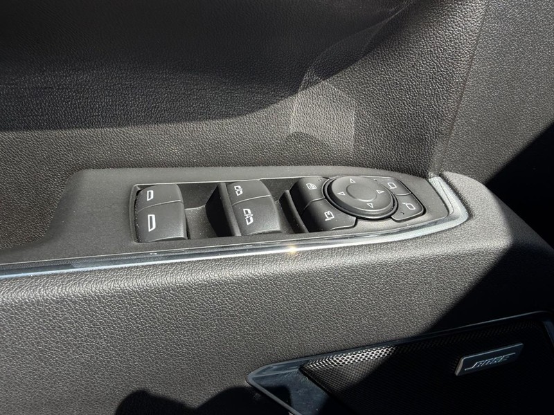 Chevrolet Silverado 1500 Vehicle Full-screen Gallery Image 17