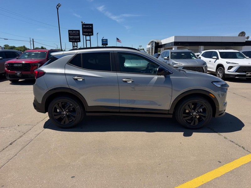 Buick Encore GX Vehicle Full-screen Gallery Image 2