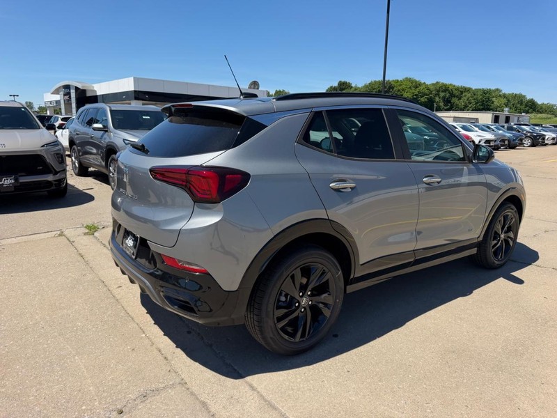Buick Encore GX Vehicle Full-screen Gallery Image 3