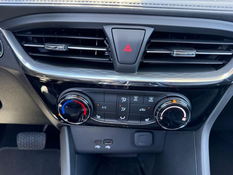 Buick Encore GX Vehicle Full-screen Gallery Image 13