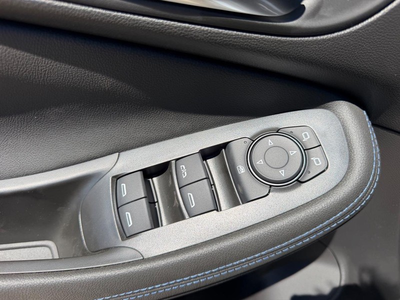 Buick Encore GX Vehicle Full-screen Gallery Image 16