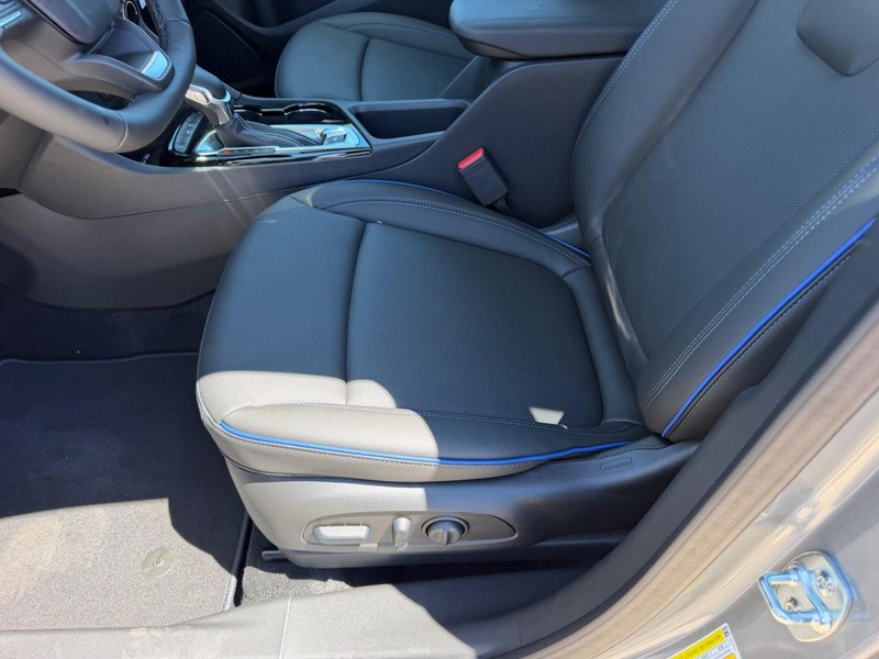 Buick Encore GX Vehicle Full-screen Gallery Image 17