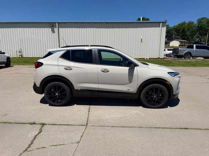 Buick Encore GX Vehicle Full-screen Gallery Image 2