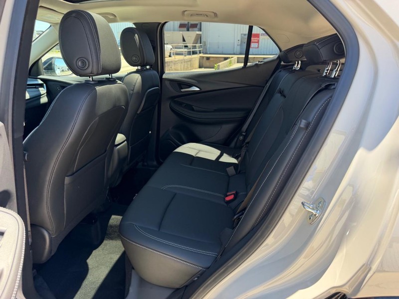 Buick Encore GX Vehicle Full-screen Gallery Image 8