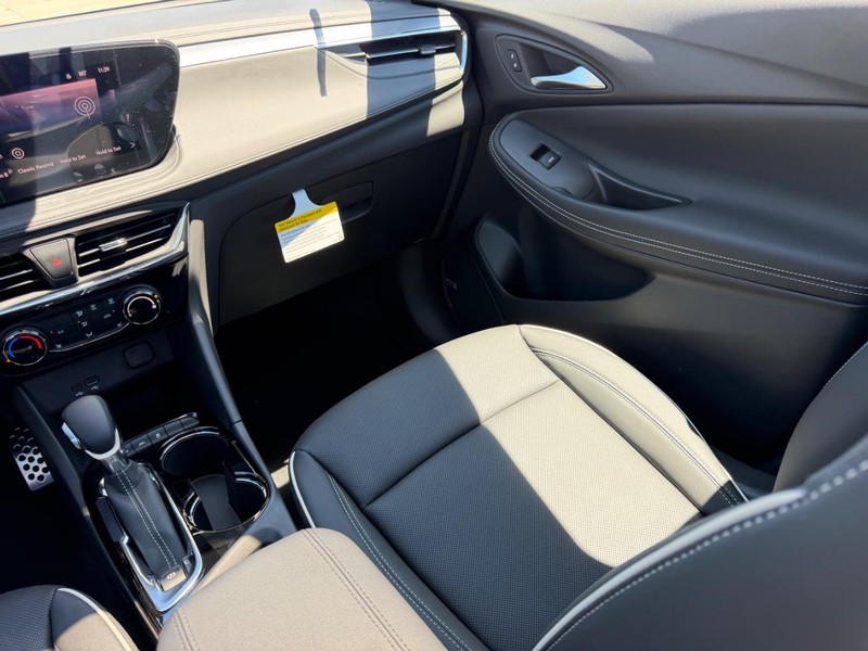 Buick Encore GX Vehicle Full-screen Gallery Image 17