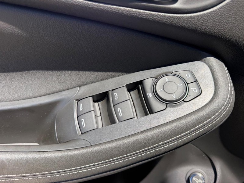 Buick Encore GX Vehicle Full-screen Gallery Image 18