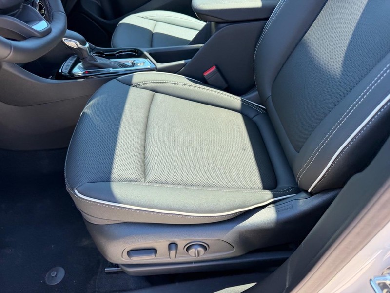 Buick Encore GX Vehicle Full-screen Gallery Image 19