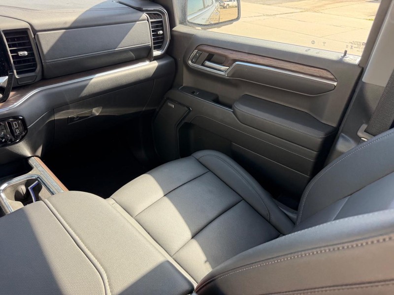 GMC Sierra 1500 Vehicle Full-screen Gallery Image 16