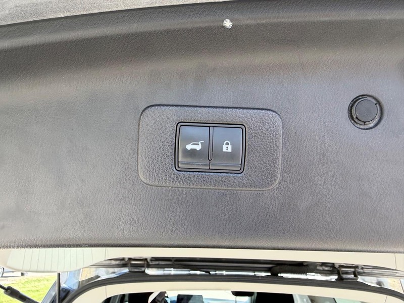 Nissan Armada Vehicle Full-screen Gallery Image 6