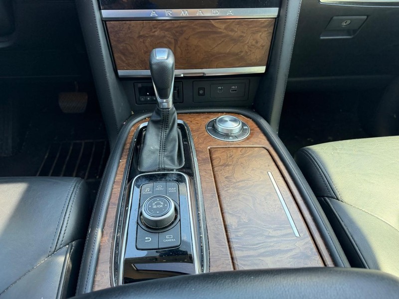Nissan Armada Vehicle Full-screen Gallery Image 18