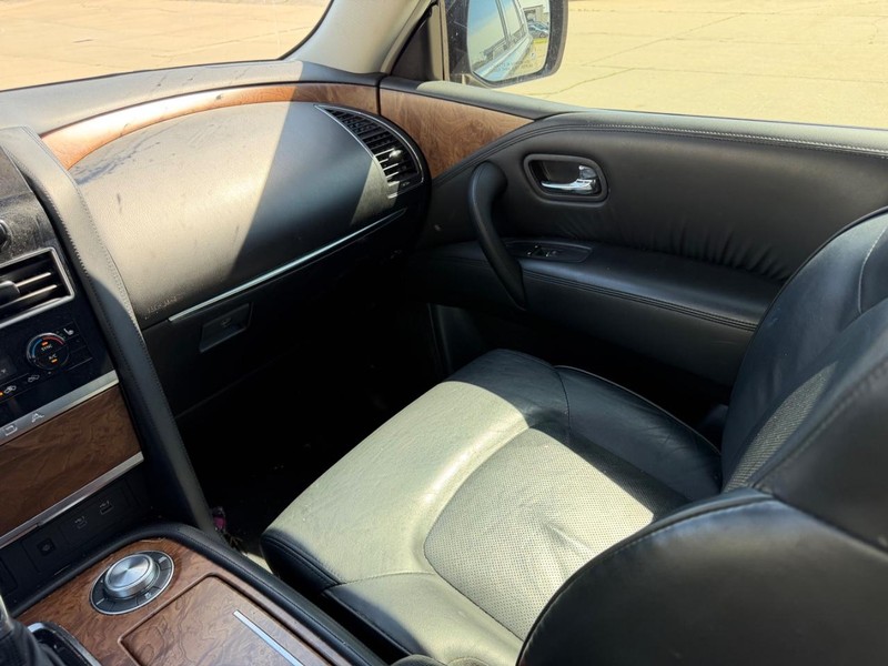 Nissan Armada Vehicle Full-screen Gallery Image 19