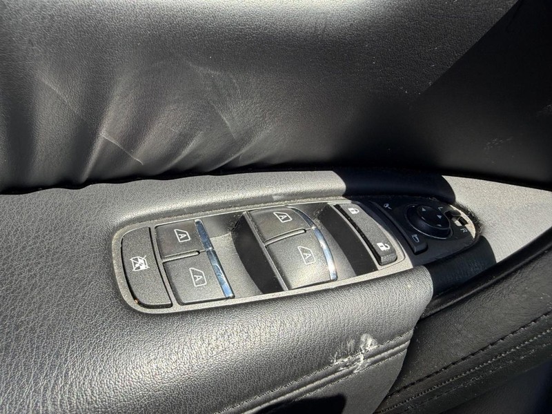 Nissan Armada Vehicle Full-screen Gallery Image 20