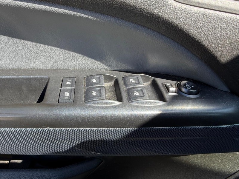 Chevrolet Colorado Vehicle Full-screen Gallery Image 16