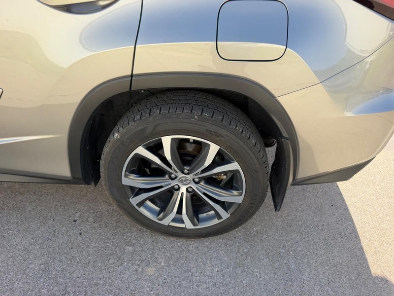 Lexus RX Vehicle Full-screen Gallery Image 7
