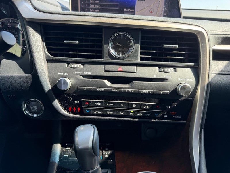 Lexus RX Vehicle Full-screen Gallery Image 15