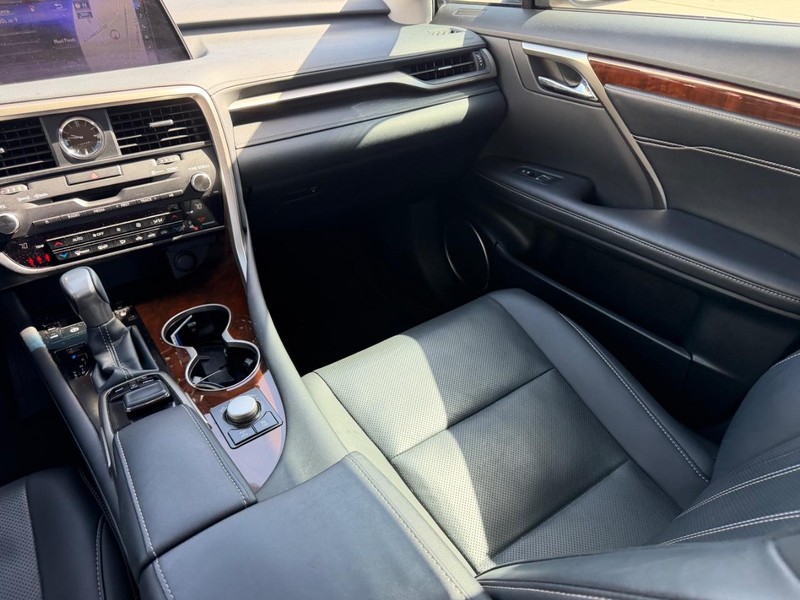 Lexus RX Vehicle Full-screen Gallery Image 17