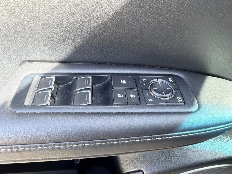 Lexus RX Vehicle Full-screen Gallery Image 18