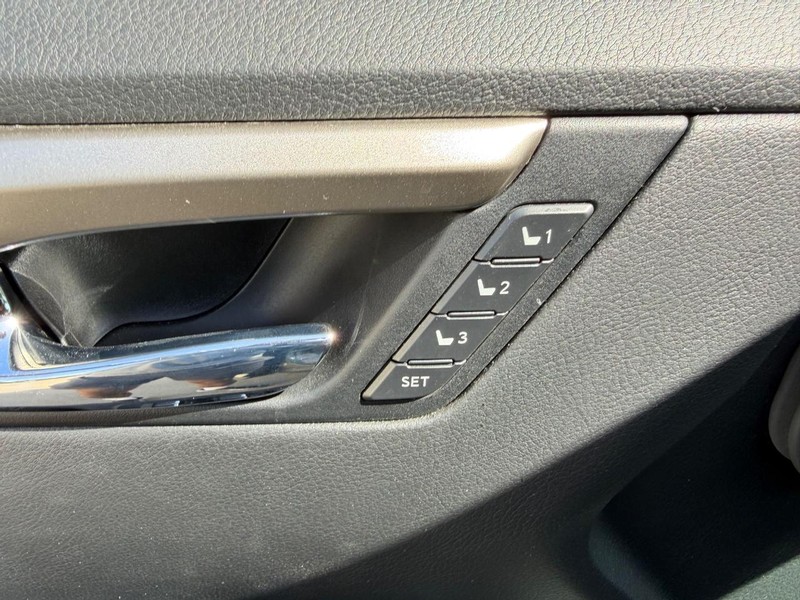 Lexus RX Vehicle Full-screen Gallery Image 19