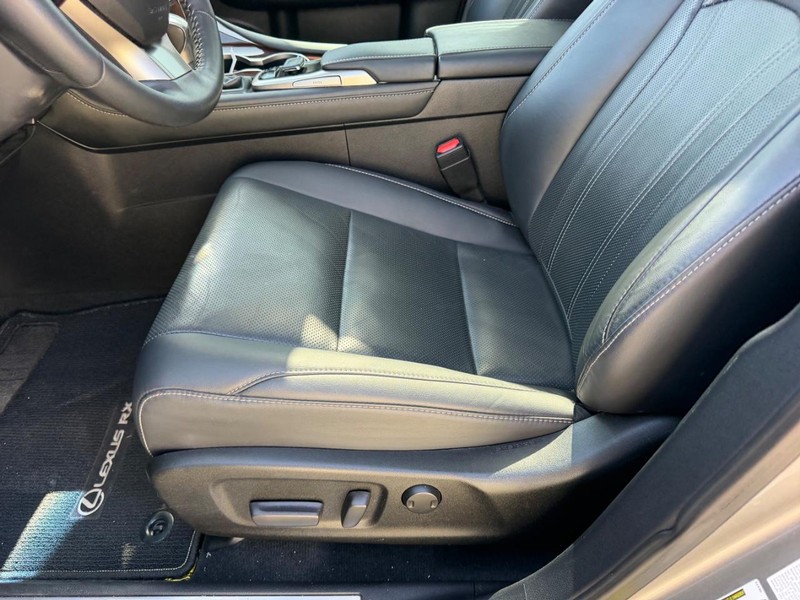 Lexus RX Vehicle Full-screen Gallery Image 20