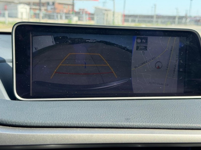 Lexus RX Vehicle Full-screen Gallery Image 22