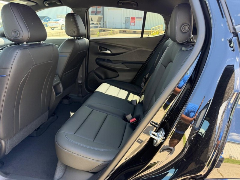 Buick Envista Vehicle Full-screen Gallery Image 8