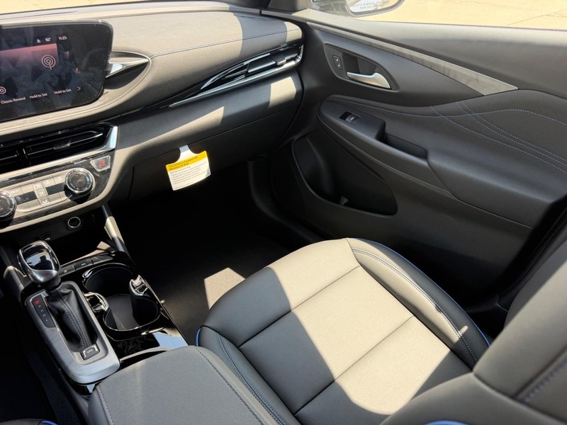 Buick Envista Vehicle Full-screen Gallery Image 16