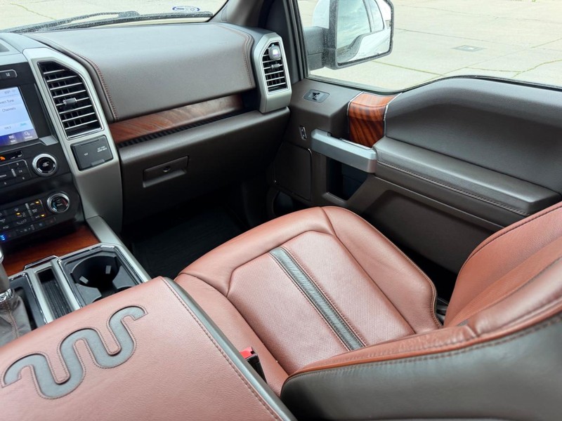 Ford F-150 Vehicle Full-screen Gallery Image 15