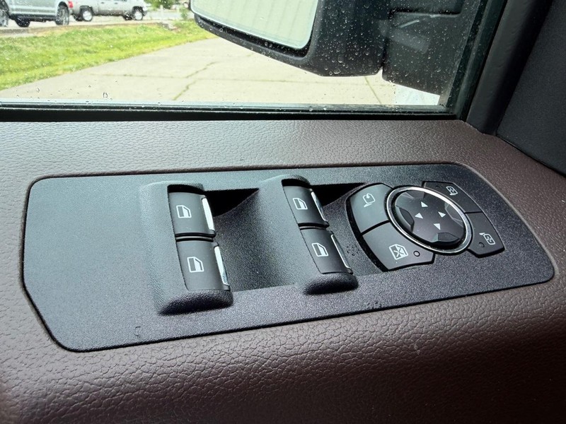 Ford F-150 Vehicle Full-screen Gallery Image 16