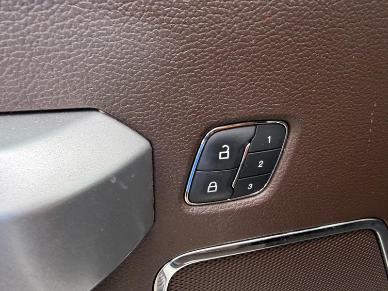 Ford F-150 Vehicle Full-screen Gallery Image 17