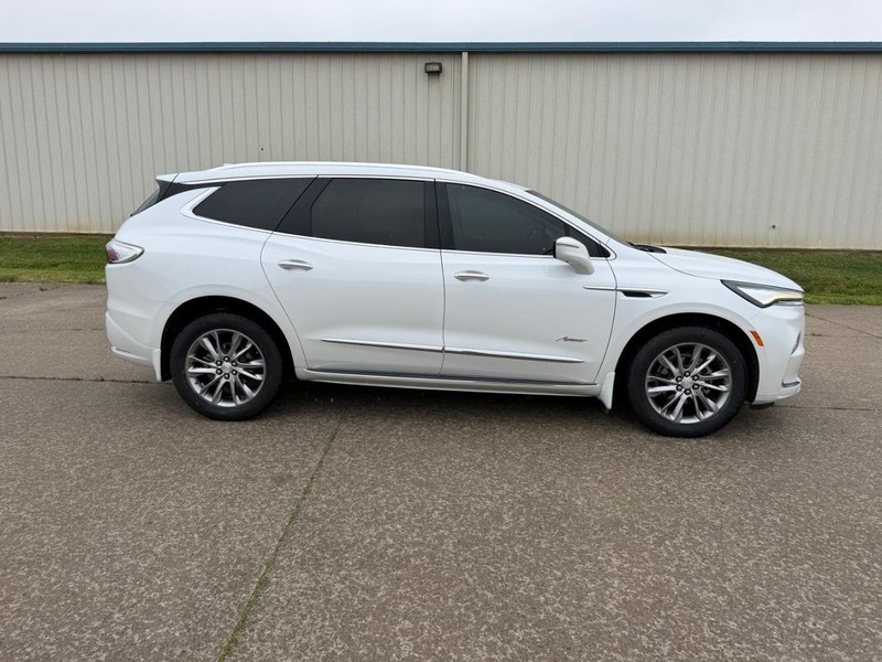 Buick Enclave Vehicle Full-screen Gallery Image 2