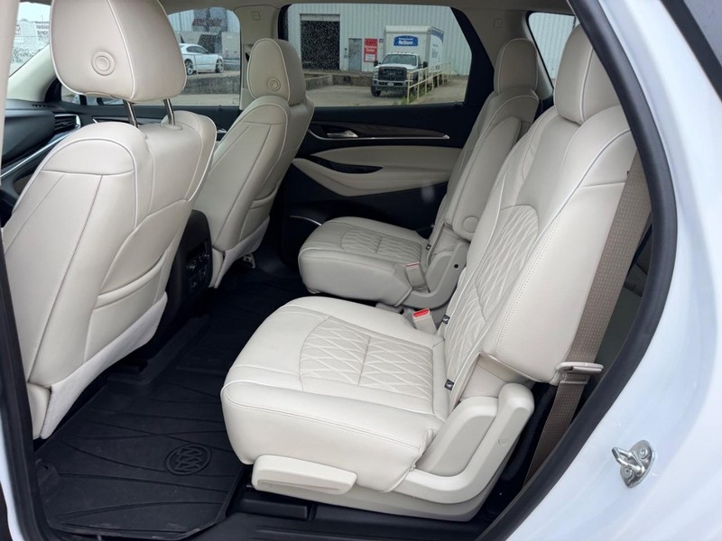 Buick Enclave Vehicle Full-screen Gallery Image 9