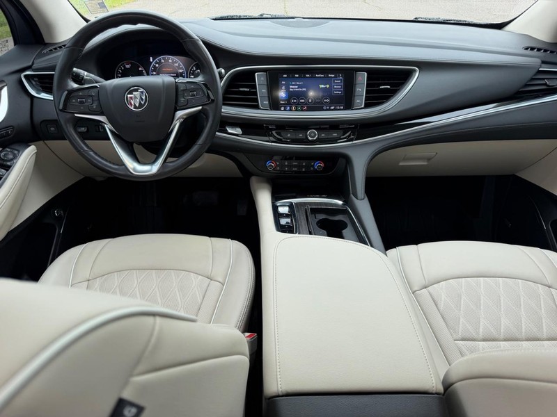 Buick Enclave Vehicle Full-screen Gallery Image 12