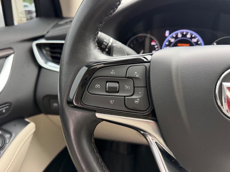 Buick Enclave Vehicle Full-screen Gallery Image 14