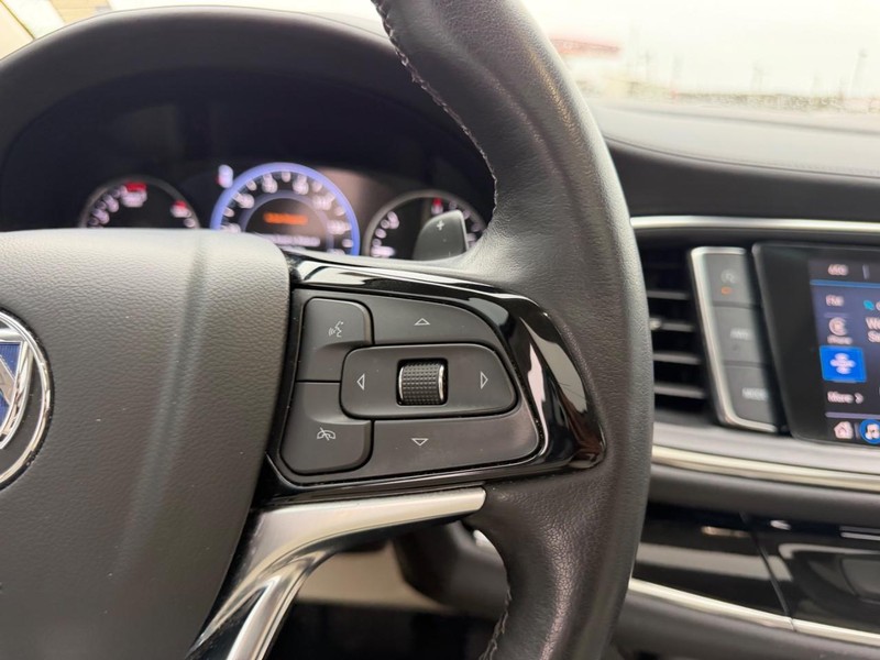 Buick Enclave Vehicle Full-screen Gallery Image 15