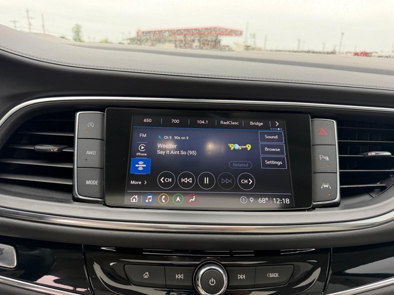 Buick Enclave Vehicle Full-screen Gallery Image 16