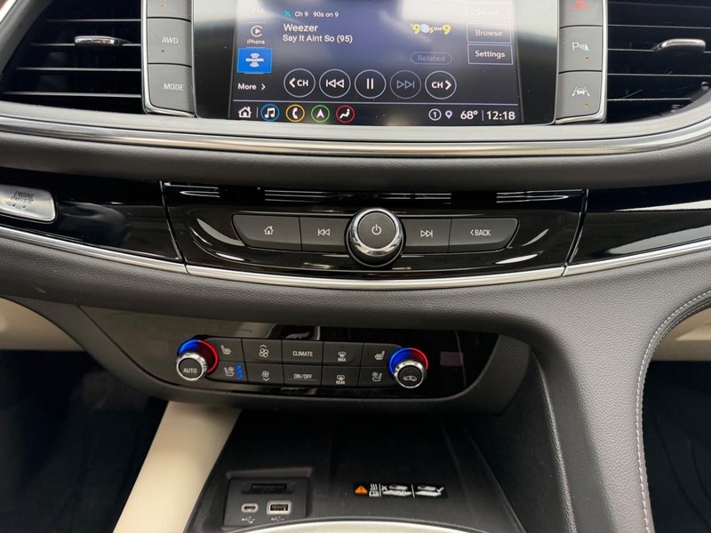 Buick Enclave Vehicle Full-screen Gallery Image 17