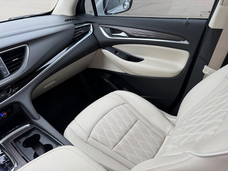 Buick Enclave Vehicle Full-screen Gallery Image 19