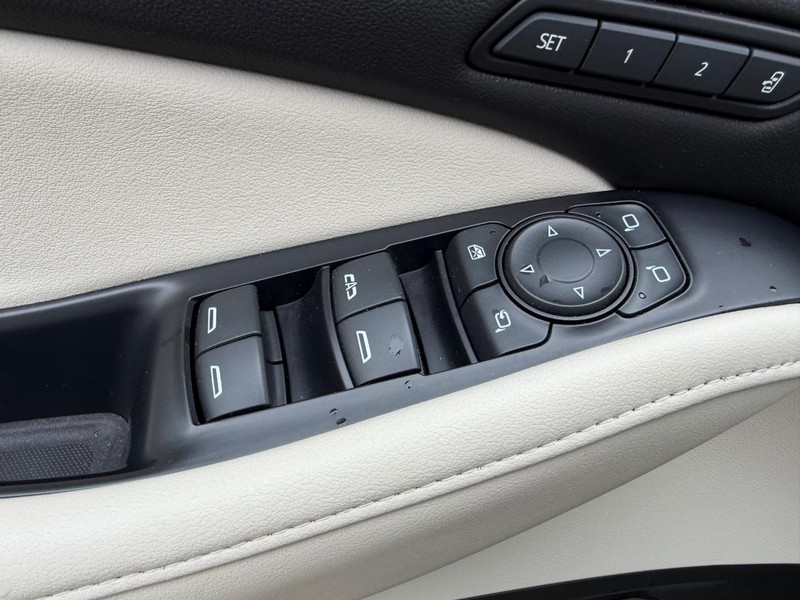 Buick Enclave Vehicle Full-screen Gallery Image 20