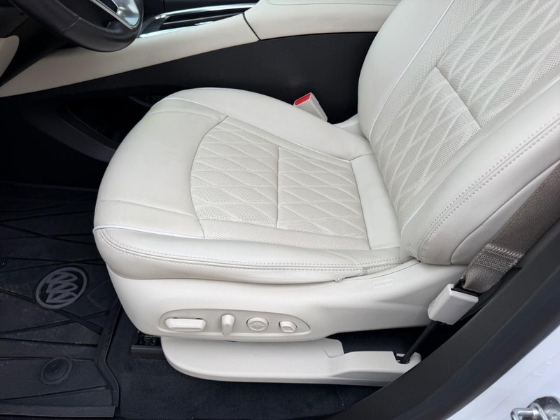 Buick Enclave Vehicle Full-screen Gallery Image 22