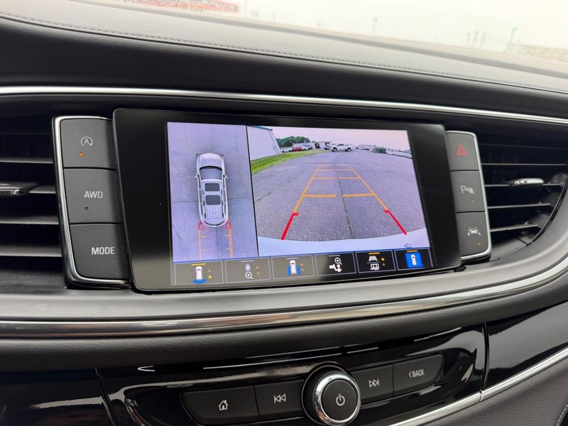 Buick Enclave Vehicle Full-screen Gallery Image 24
