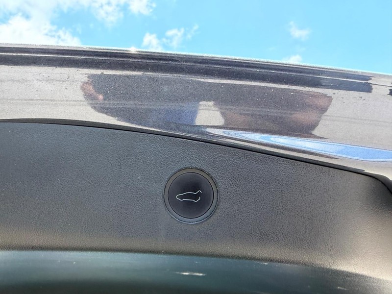 Tesla Model 3 Vehicle Full-screen Gallery Image 6